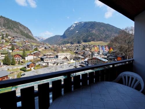Elle comprend un balcon offrant une vue sur la ville et les montagnes. dans l'établissement Studio cosy avec mezzanine, centre de Morzine, proche pistes, parking couvert - FR-1-524-52, à Morzine