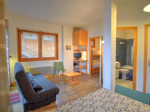 un salon avec un canapé et une chaise dans l'établissement Appartement cosy 6 pers. proche pistes avec parking privé - FR-1-524-72, à Morzine