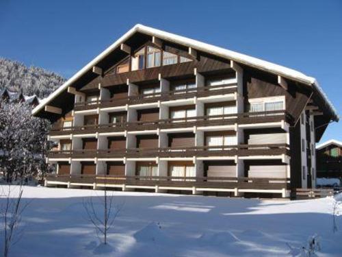 un grand bâtiment avec de la neige devant lui dans l'établissement Charmant Studio au Centre de Morzine - Proche Pistes, Balcon, Cheminée, Wifi - FR-1-524-69, à Morzine