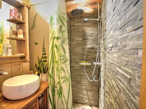 une salle de bain avec une douche avec des toilettes et un lavabo dans l'établissement Charmant studio rénové avec mezzanine, balcon et parking au pied du téléphérique de Nyon - FR-1-524-86, à Morzine