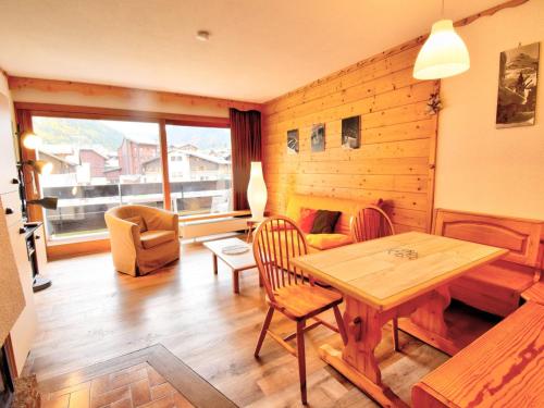 un salon avec une table et un canapé dans l'établissement Studio agréable, centre de Morzine, garage, Wifi - FR-1-524-76, à Morzine