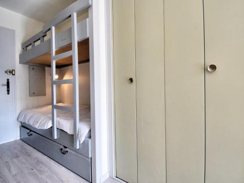 Etagenbett in einem Zimmer mit weißen Schränken in der Unterkunft Studio Morzine, 1 pièce, 6 personnes - FR-1-524-104 in Morzine