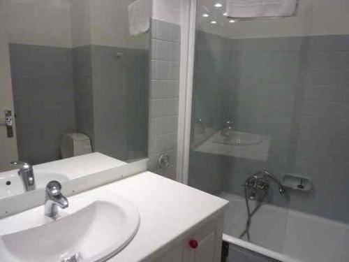 une salle de bain avec un lavabo, une douche et un miroir dans l'établissement Studio à Morzine, 4 pers, proche centre, parking, wifi - FR-1-524-81, à Morzine