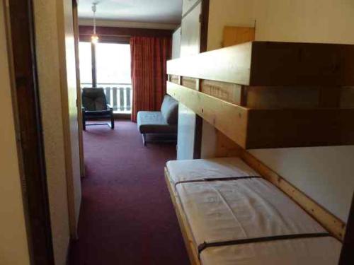 une chambre d'hôtel avec un lit et un salon dans l'établissement Studio à Morzine, 4 pers, proche centre, parking, wifi - FR-1-524-81, à Morzine