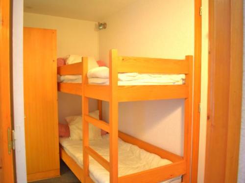 Cette chambre comprend 3 lits superposés. dans l'établissement Studio rénové près du centre de Morzine, idéal pour 4 personnes avec terrasse et parking - FR-1-524-83, à Morzine