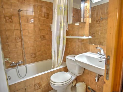 une salle de bain avec toilettes, lavabo et douche dans l'établissement Studio rénové près du centre de Morzine, idéal pour 4 personnes avec terrasse et parking - FR-1-524-83, à Morzine