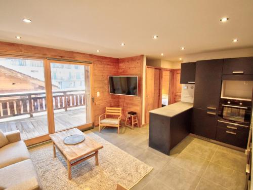 Appartement Morzine, 3 pièces, 4 personnes - FR-1-524-106にあるシーティングエリア