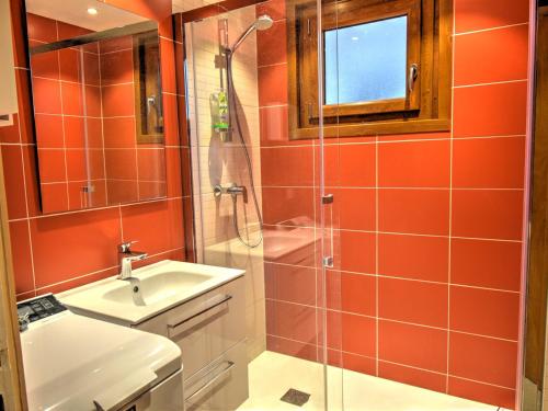 une salle de bain avec douche et lavabo dans l'établissement Superbe appart rénové au centre de Morzine avec balcon, WIFI et parking - FR-1-524-90, à Morzine