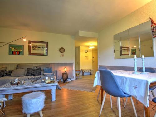 un salon avec une table et un canapé dans l'établissement Charmant appt 2 chambres Morzine avec balcon, parking et Netflix - FR-1-524-97, à Morzine