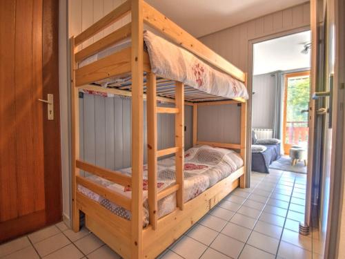 - une chambre avec des lits superposés dans une maison dans l'établissement Appartement rénové au pied des pistes avec balcon et parking à Morzine - FR-1-524-105, à Morzine