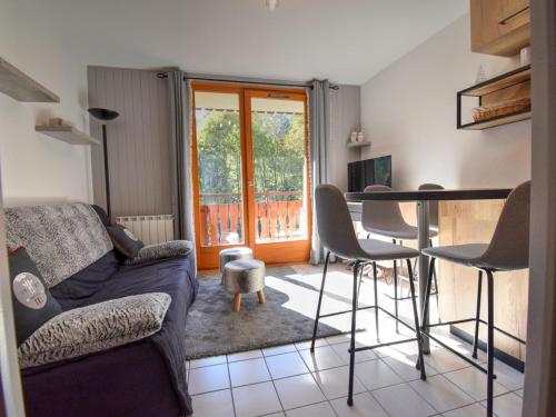 un salon avec un canapé et une table dans l'établissement Appartement rénové au pied des pistes avec balcon et parking à Morzine - FR-1-524-105, à Morzine