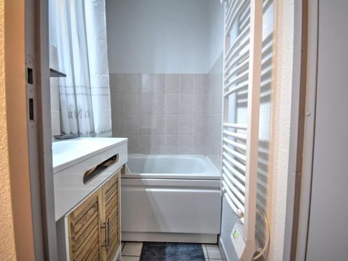 une salle de bain avec une baignoire blanche et un lavabo dans l'établissement Appartement rénové au pied des pistes avec balcon et parking à Morzine - FR-1-524-105, à Morzine