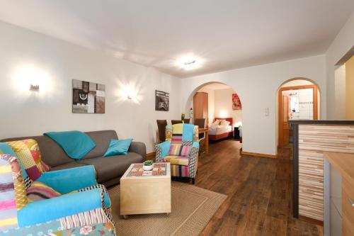 ein Wohnzimmer mit einem Sofa und einem Tisch in der Unterkunft Kurcamping Erlengrund in Bad Gastein