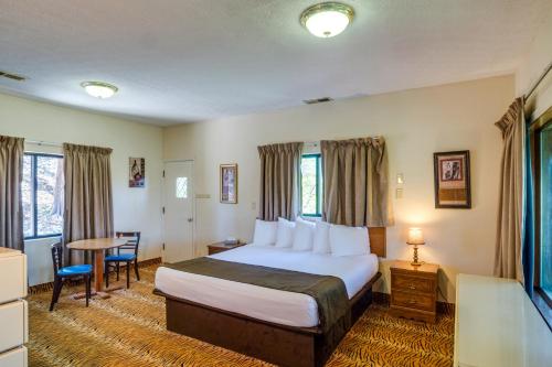 ein Hotelzimmer mit einem Bett, einem Tisch und Stühlen in der Unterkunft Ledge Lodge Burkesville Getaway Pool and Views! in Burkesville