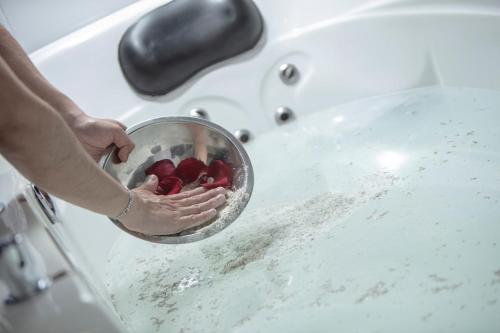 a person holding a bowl of fruit in a sink at Hotel Casa Monarca in Puebla