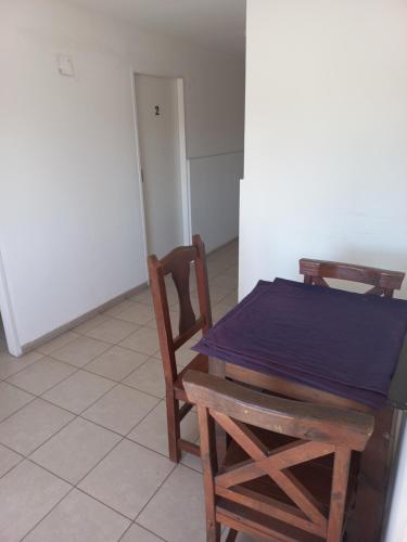een eetkamer met een tafel en 2 stoelen bij Hotel CBA in Cordoba