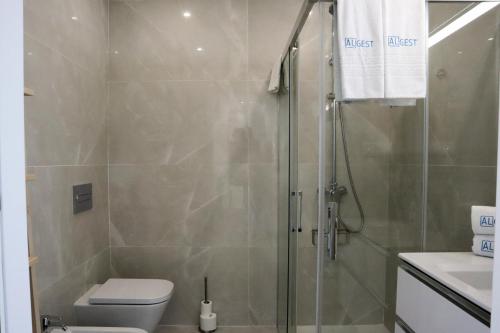 ein Bad mit einer Dusche, einem WC und einem Waschbecken in der Unterkunft Monte Residence T1 in Portimão