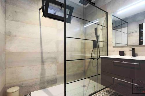 W łazience znajduje się szklana kabina prysznicowa i umywalka. w obiekcie Perfectly Rentals ELIZA by United Renters w Alicante