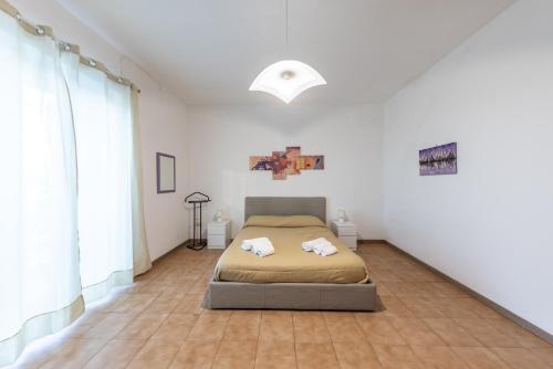 um quarto com uma cama com duas almofadas em Street Art House em Catânia