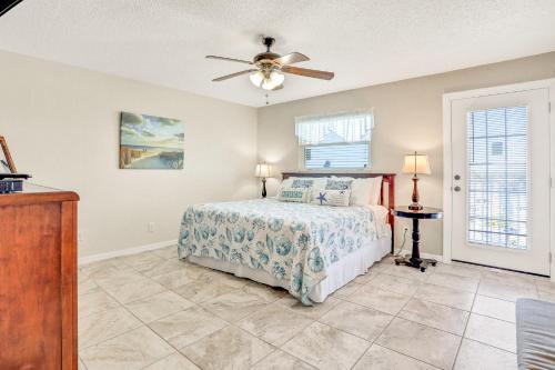 um quarto com uma cama e uma ventoinha de tecto em Sea Breeze 608 em St. Pete Beach