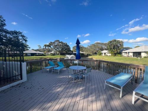 The swimming pool at or close to Dreamy PGA National Club Cottage