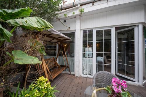 een veranda met een houten bank op een patio bij Fuat Bey Palace Hotel & Spa in Istanbul