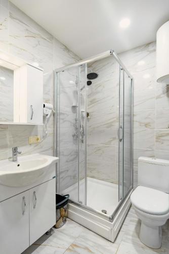 Un baño con ducha, inodoro y lavabo. en G-Point New Beach, en Batumi