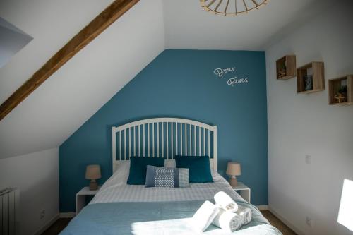 ein blaues Schlafzimmer mit einem Bett mit blauen Wänden in der Unterkunft Penty - Charmante maison rénovée 50m de la mer à Banastère in Sarzeau