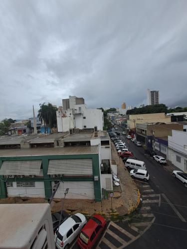 une ville avec des voitures garées dans un parking dans l'établissement Hotel Panorama, Cuiabá, à Cuiabá