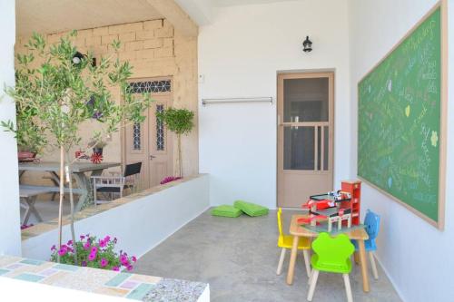a classroom with chairs and a chalkboard and a table at L'olivier Milos in Plaka Milou