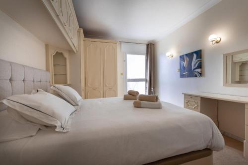 Postel nebo postele na pokoji v ubytování Neptune Suite-Hosted by Sweetstay