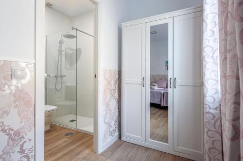 a bathroom with a shower and a glass door at Camas casa a 5 min de Sevilla con piscina in Camas
