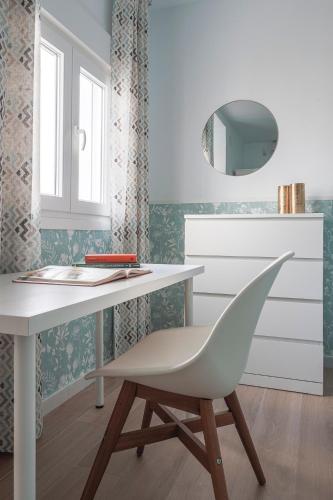 a white desk and a white chair in a room at Camas casa a 5 min de Sevilla con piscina in Camas