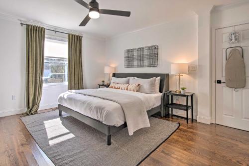 1 dormitorio con 1 cama grande y ventilador de techo en Sleek and Sunny Decatur Home Near Dtwn Atlanta!, en Decatur