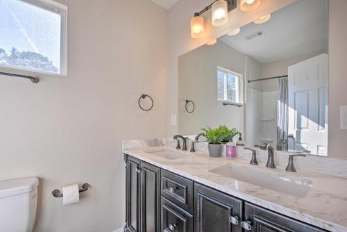 baño con 2 lavabos y espejo grande en Sleek and Sunny Decatur Home Near Dtwn Atlanta!, en Decatur