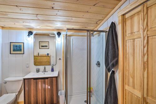 Kúpeľňa v ubytovaní Cozy Falls Brook Cabin Hike and Swim On-Site!