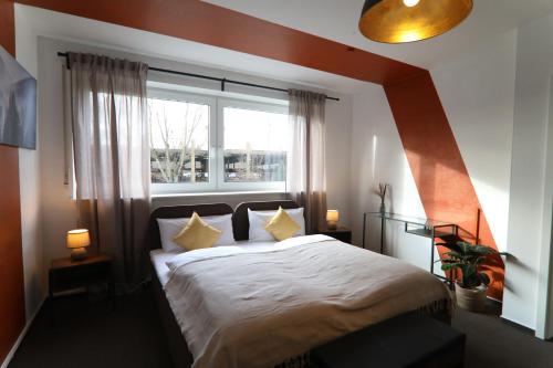 1 dormitorio con 1 cama grande y ventana en Haoma Lodge Oase I Superzentral I Free Parking I WLAN I Netflix, en Erlangen