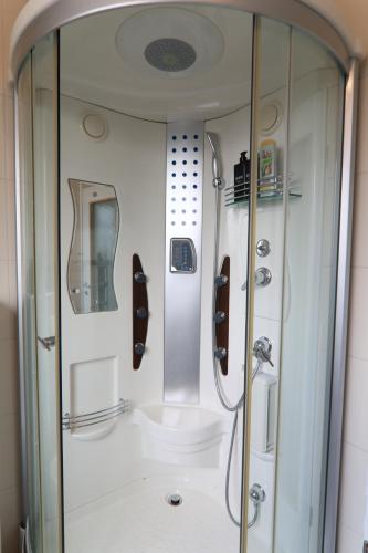 a shower in a bathroom with a glass wall at Haoma Lodge Oase I Superzentral I Free Parking I WLAN I Netflix in Erlangen