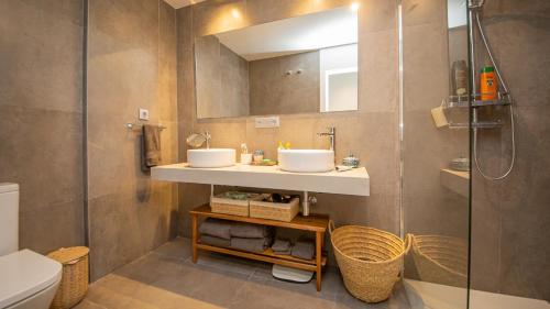 ein Bad mit 2 Waschbecken und einer Dusche in der Unterkunft Blue Suites B1-101 in Manilva