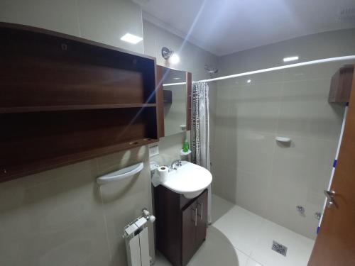 y baño con lavabo blanco y ducha. en MIRALEJOS 6 CENTRO en Villa Carlos Paz