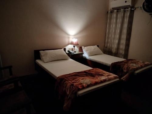 Un pat sau paturi într-o cameră la Canal view hotel