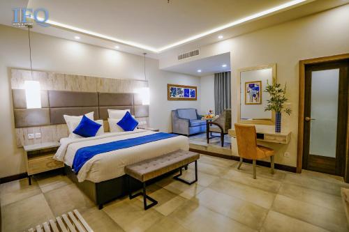 IFQ Hotel & Resort في اسلام اباد: غرفة الفندق بسرير كبير ومكتب