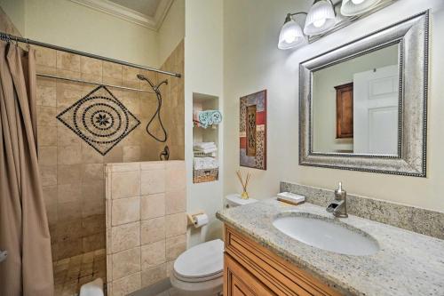 uma casa de banho com um lavatório, um WC e um espelho. em Naples Studio Near Everglades with Marina! em Naples