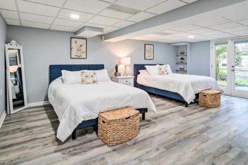 Duas camas num quarto com paredes azuis em Spacious Rochester Home with Heated Pool and Hot Tub! em Rochester