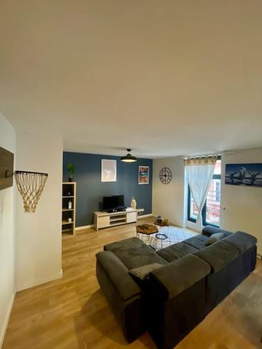 un grand salon avec un canapé et une table dans l'établissement Le théâtre, cœur de ville, à Montauban