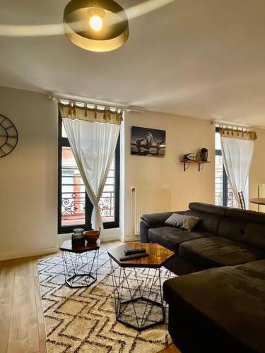 un salon avec un canapé et une table dans l'établissement Le théâtre, cœur de ville, à Montauban