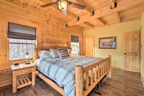 Norris Lake Vacation Rental with Boat Slip في New Tazewell: غرفة نوم بسرير ومروحة سقف