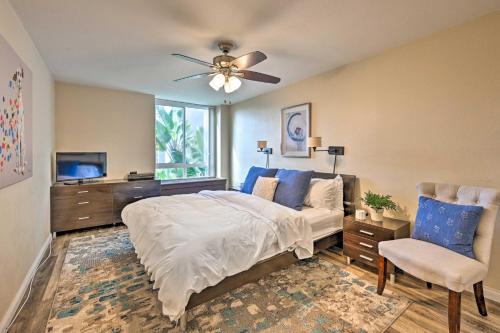 1 dormitorio con 1 cama, ventilador de techo y TV en Deja Blue Beachfront Condo with Resort Pools!, en Oceanside