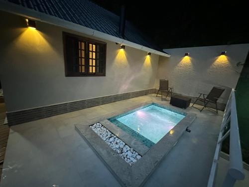 uma vista superior de uma piscina numa casa em Chalés Princesa Isabel em Petrópolis