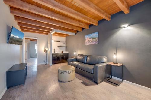ein Wohnzimmer mit einem Ledersofa und einem Tisch in der Unterkunft Taos Motor Lodge in Taos
